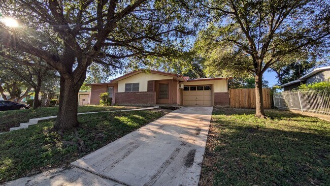 Building Photo - 1110 Sumner Dr