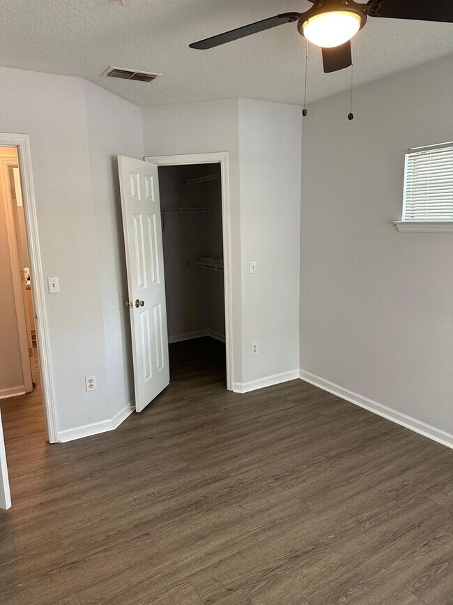 Building Photo - Beautiful and very large 2 bedrooms and 2 full baths Condo