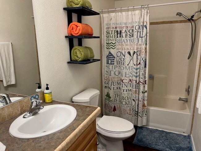 Building Photo - Fully furnished 3 BR Home Includes Utiliti...