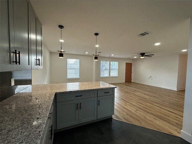 Building Photo - 611 N Eastwood St