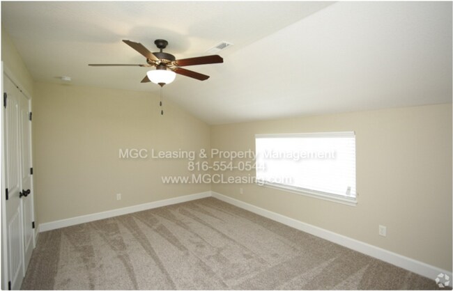 Building Photo - Luxury Living in Lee's Summit