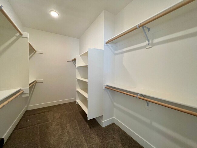 Building Photo - 3 BED+OFFICE/DEN!! STUNNING FLOOR PLAN, HIGH END FINISHES, END LOT!