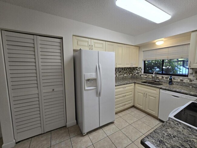 Building Photo - 9418 Nakoma Way