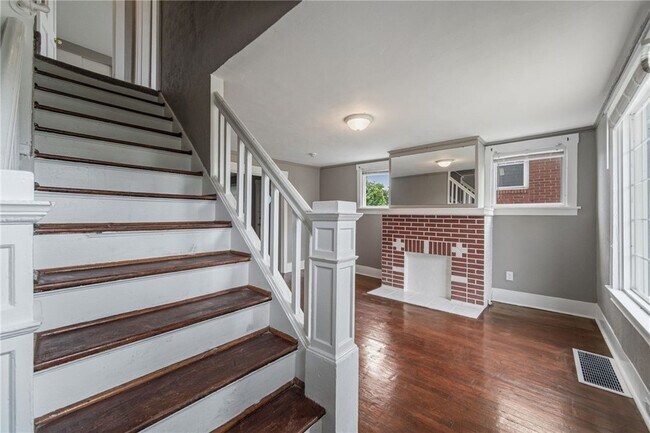 Building Photo - 160 Hazelwood Ave