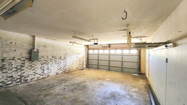 Building Photo - Welcome to this charming 3-bedroom, 2-bath...