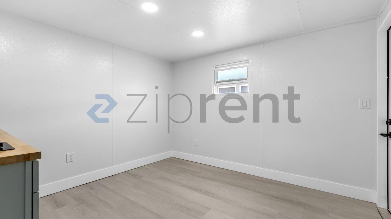 Building Photo - Unit C