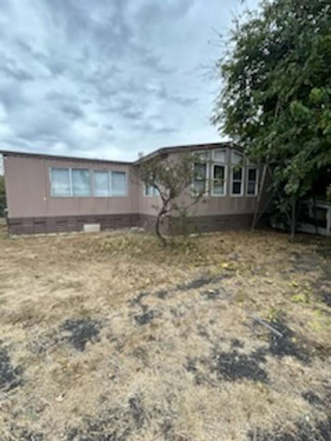 Building Photo - Two Bedroom Two bath country home with very large yard.