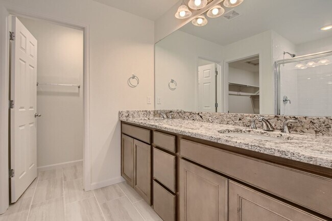 Building Photo - Welcome to this 3 bed, 2 and half bath town-home in Briargate area
