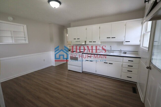 Building Photo - Two Bedroom House | Detached Garage