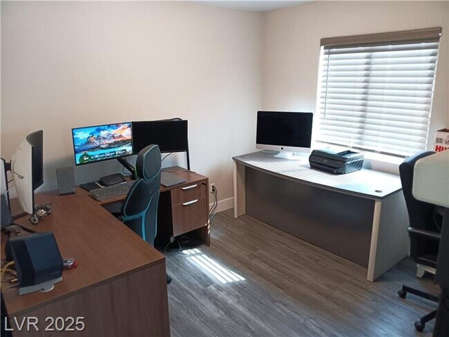 Building Photo - COMING SOON! NORTHWEST GEM! SPACIOUS HOME ...
