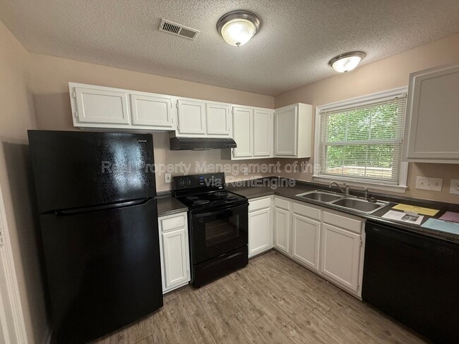 Building Photo - 4005 Sassafras Ct