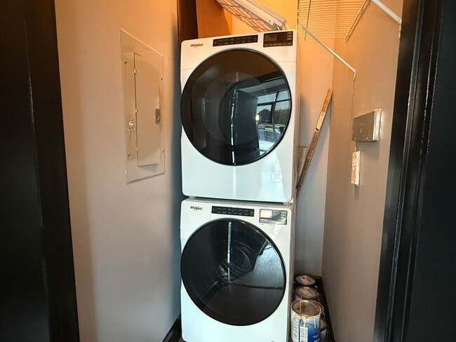 Building Photo - 333 W Trade St