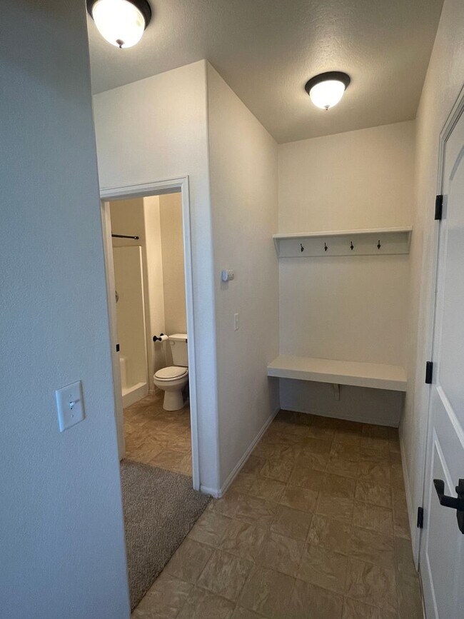 Building Photo - Beautiful 4 Bed, 3 Bath House in Maple Hill!