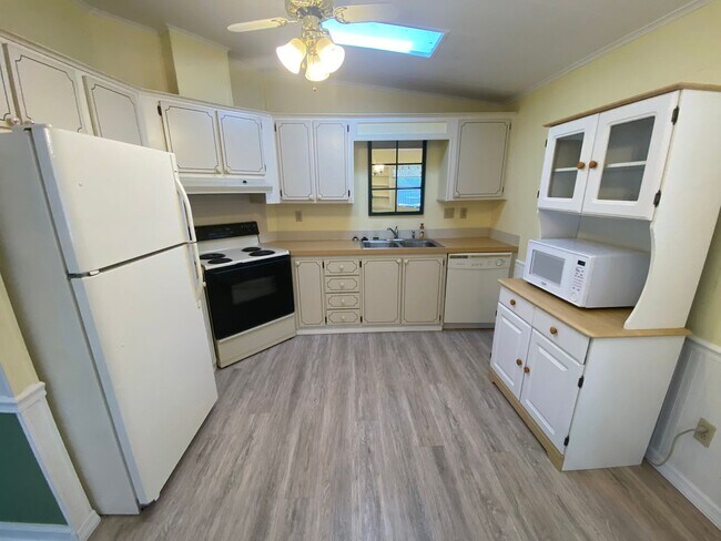Building Photo - Beautiful 2 + 2, ANNUAL Lease In Orange Bl...