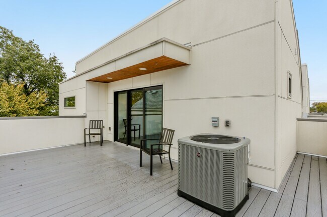 Building Photo - 3404 Saltus St