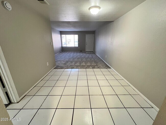 Building Photo - 1927 E Hampton Ave