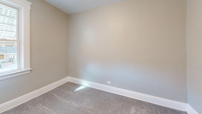 Building Photo - 3 Bed / 1 Bath in Cleveland!