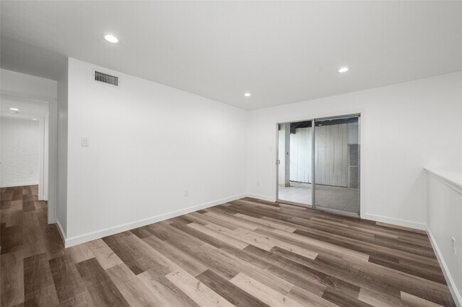 Building Photo - 2744 Briarhurst Dr