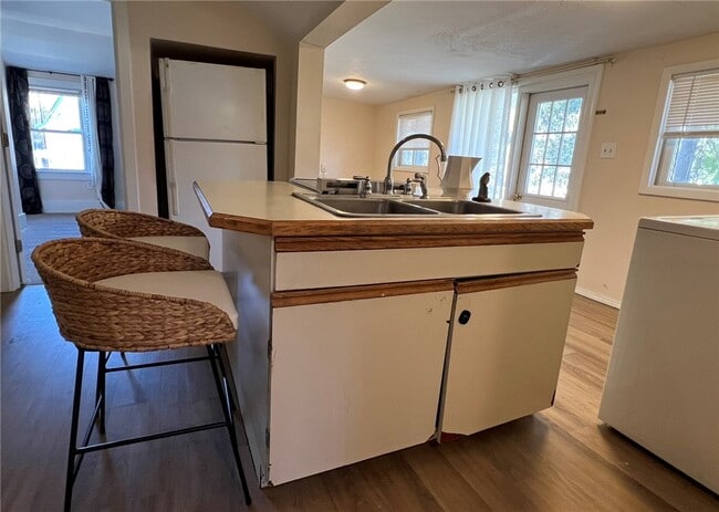 Building Photo - 404 Perry St