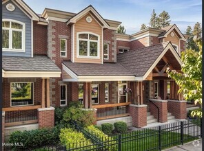 Building Photo - Executive Townhome - Walking distance to C...