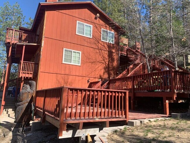 Building Photo - 3 bedroom/ 3 bath. Fully furnished ready f...