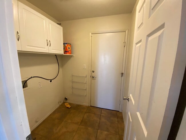 Building Photo - Great North Hanford Location