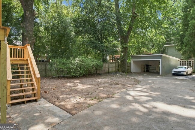 Building Photo - 884 Vedado Way NE