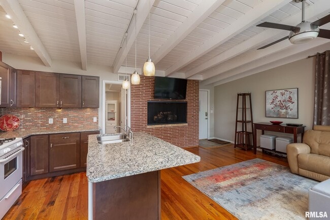 Building Photo - 4640 5th Ave