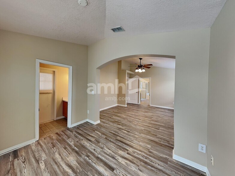 Building Photo - 10222 Summer Elm Ave