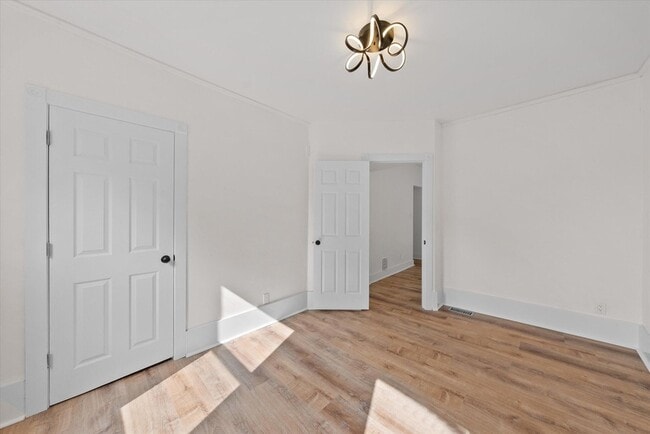 Building Photo - 2026 E Kenilworth Pl