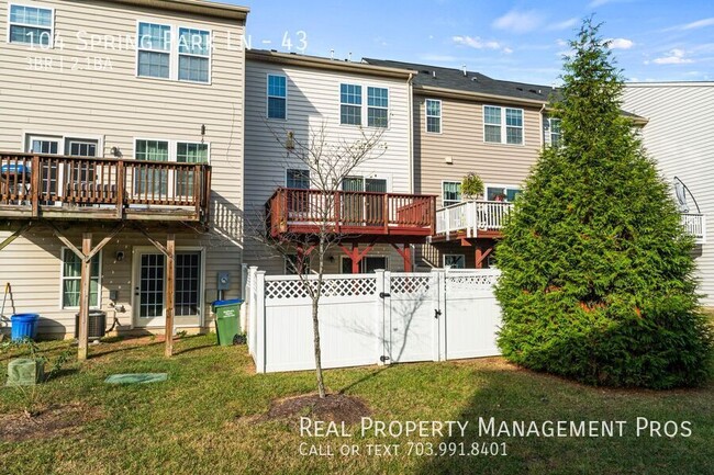 Building Photo - 3 Bed Townhome near I-95!