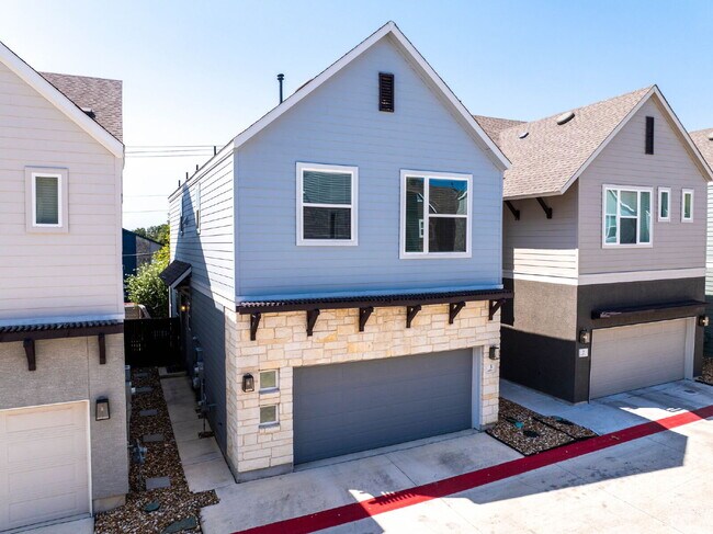 Building Photo - 1 MONTH FREE RENT WITH 18 - 24 MONTH LEASE!!! AVAILABLE THROUGH MARCH ONLY!