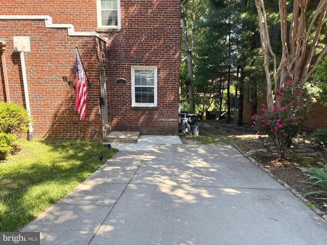 Building Photo - 1601 N Colonial Terrace