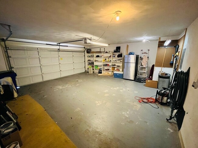 Building Photo - 1018 Chateau Ct N E