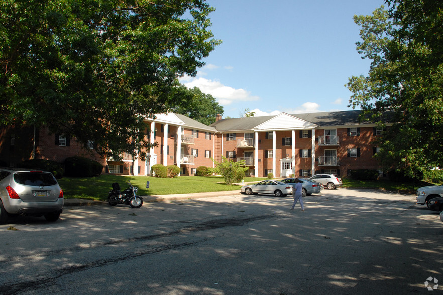 Building Photo - Carriage House Apartments