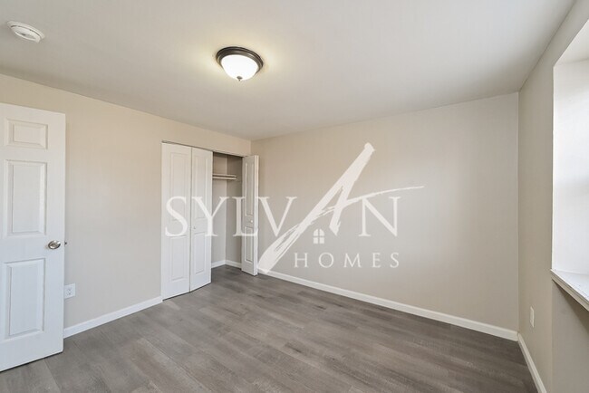 Building Photo - Lovely 3 level townhome in Essex!