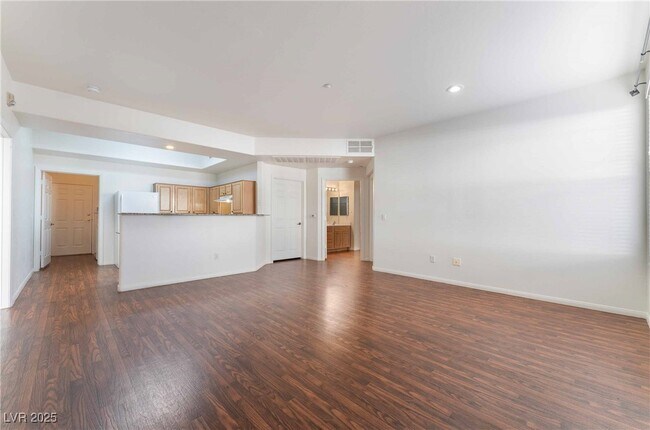 Building Photo - 5855 Valley Dr