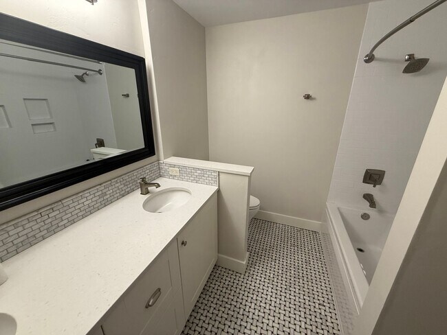 Building Photo - Downtown Craftsman, 3 Bedroom, Air Conditi...