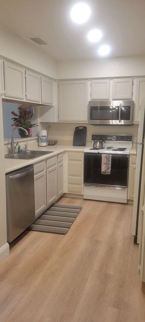 Building Photo - Two bedroom condo - Furnished Seasonal Rental