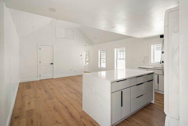 Building Photo - 89 5th St