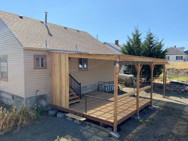 Building Photo - Remodeled Roseburg 4 bedroom home