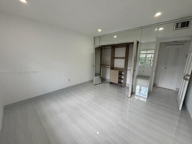 Building Photo - 725 91st St