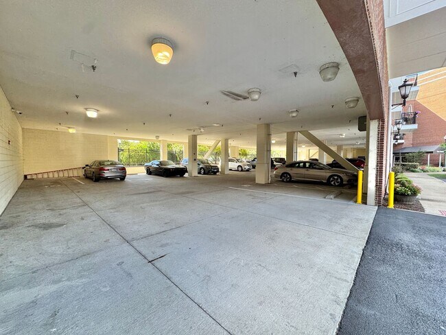 Building Photo - NEWPORT NEWS - STUNNING APARTMENT IN  THE ...