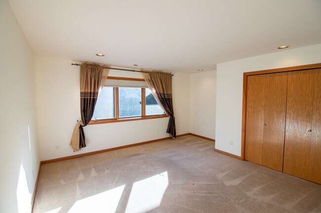 Building Photo - 4bd/4ba Bellevue Home