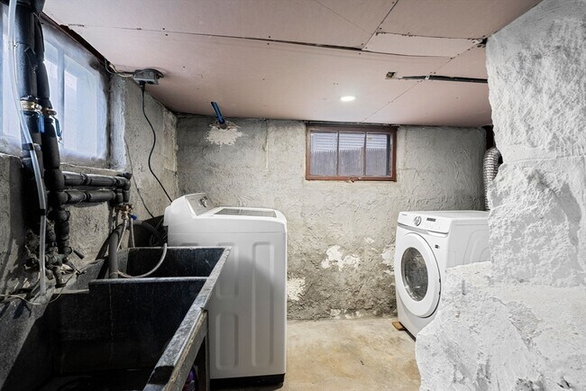 Building Photo - 252 Safford St