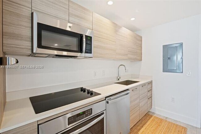 Building Photo - 121 NE 34th St