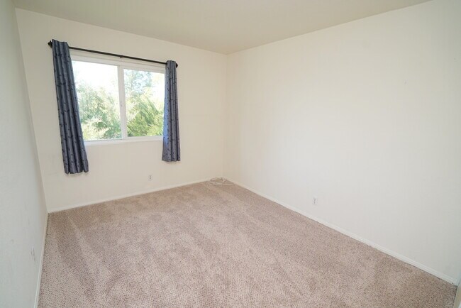 Building Photo - 4 Bedroom Rental Home in Santa Clarita.