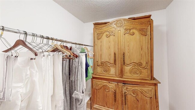 Building Photo - 1149 Hillsboro Mile