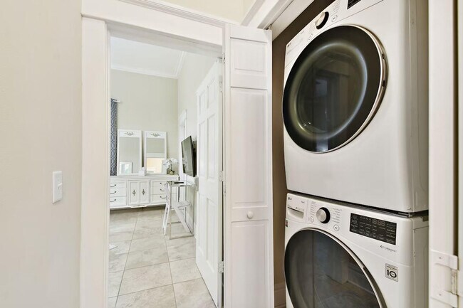 Building Photo - 509 S Willow Ave