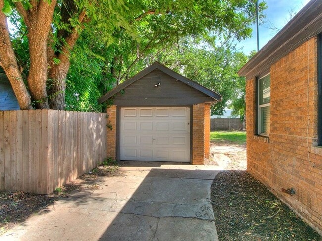 Building Photo - 2040 NW 20th St